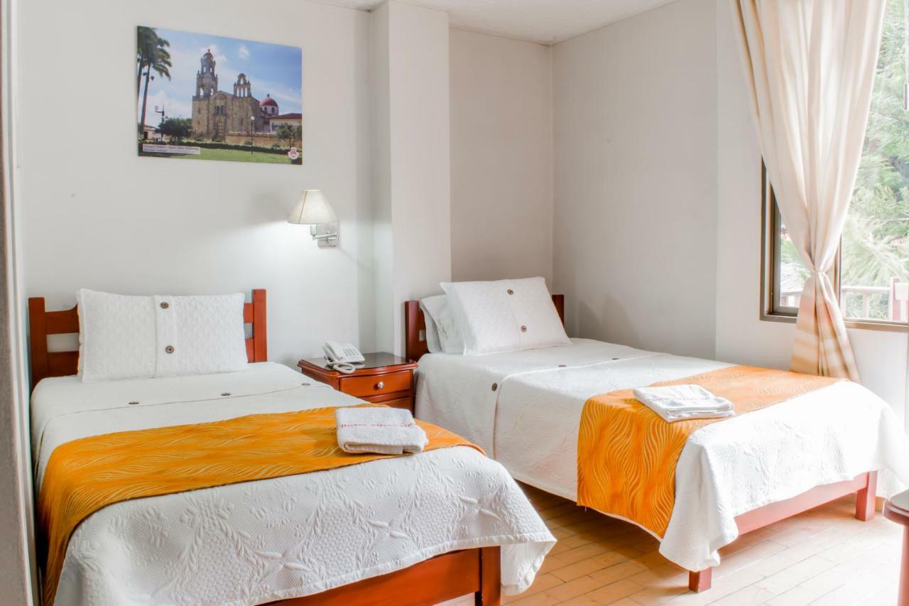 Hotel Emperador Barbosa (Santander) Quarto foto